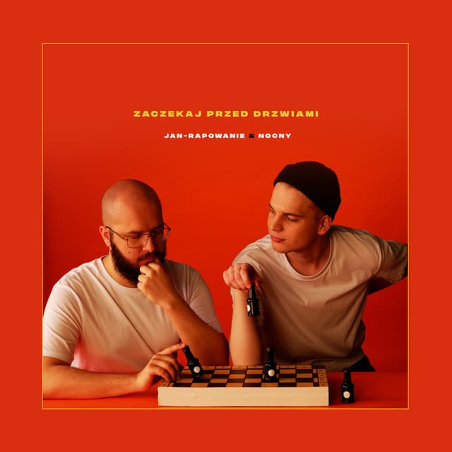 Zaczekaj przed drzwiami